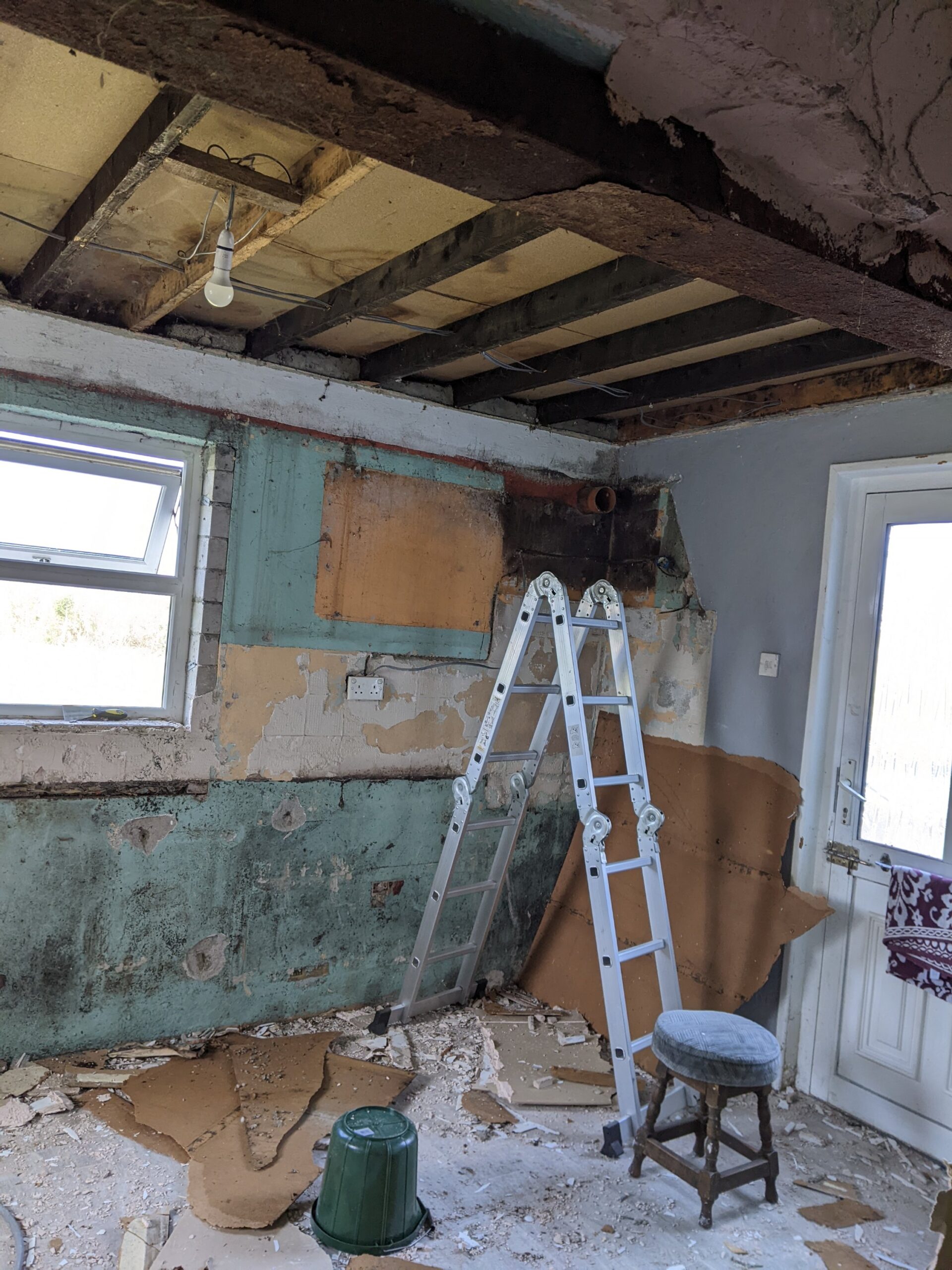 Removed the kitchen ceiling ??